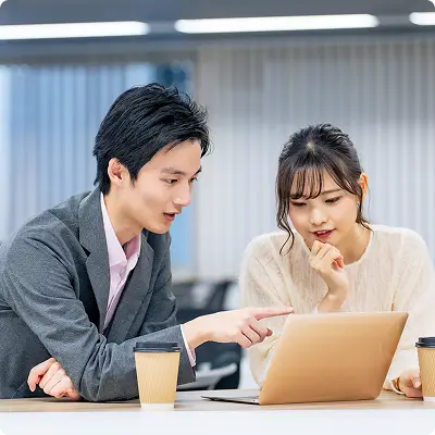 パソコンを見ながら研修を受ける様子