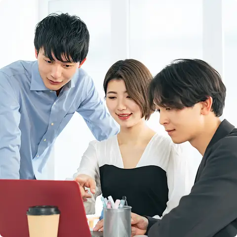 チャットツールでコミュニケーションを取る様子