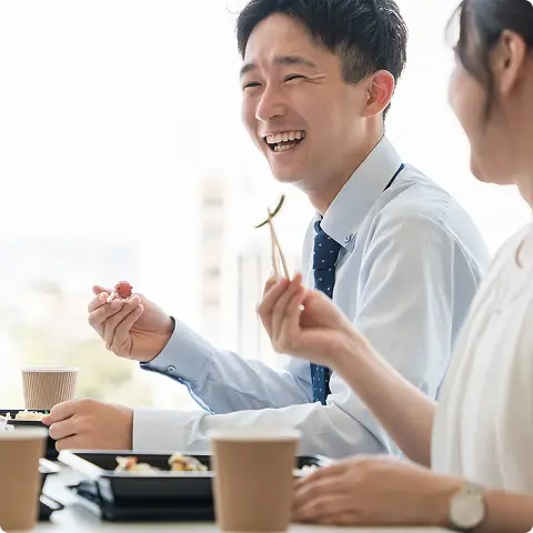 社員同士でランチを楽しむ様子