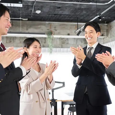 表彰を受けた社員へ拍手を送る様子
