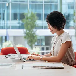 パソコンに向かって作業を行う様子